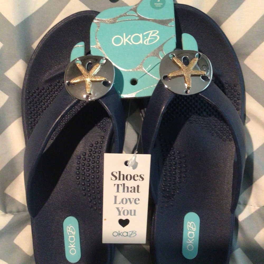 NWT Women’s Oka-B “Sandy” Sand Dollar Pendant Flip Flops - Size Small (5-6)